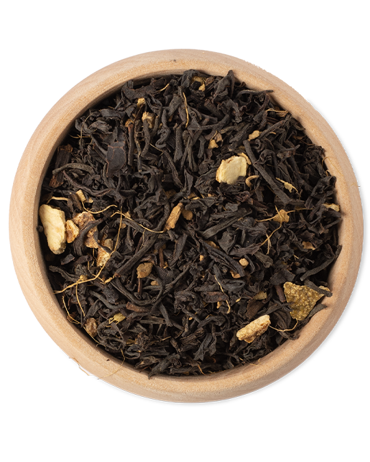 Schwarzer Tee mit Orangenschale in Holzschale